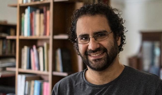 Le militant et blogueur égyptien Alaa Abdel Fattah donne une interview à son domicile, le 17 mai 2019, l (Photo, AFP)