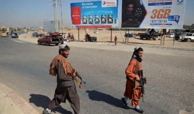 Des membres des talibans montent la garde alors qu'ils marchent le long d'une route dans le district de Guzara, dans la province d'Herat, le 20 octobre 2021 (Photo, AFP)