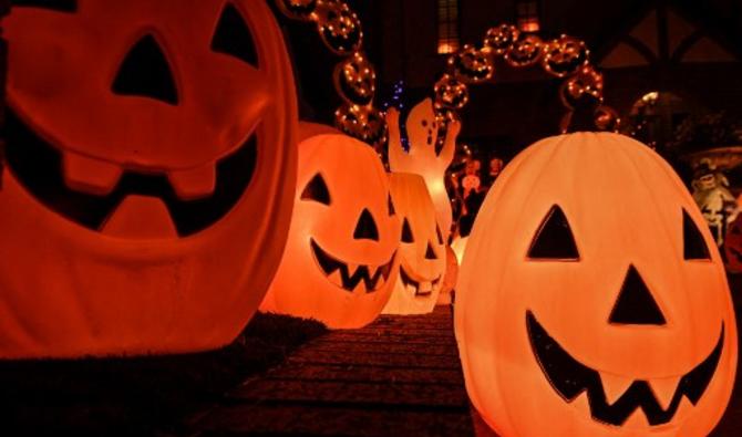 Une maison est décorée de citrouilles et de fantômes pour Halloween, à Burbank, Californie, le 30 octobre 2021 (Photo, AFP)