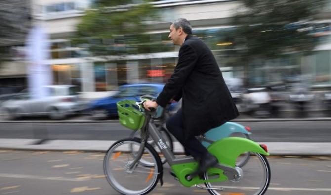 L'adjoint à la végétalisation de la mairie Christophe Najdovski, conduit un nouveau vélo «Velib Métropole» lors de son lancement au Bassin de la Villette à Paris le 25 octobre 2017 (Photo, AFP) 