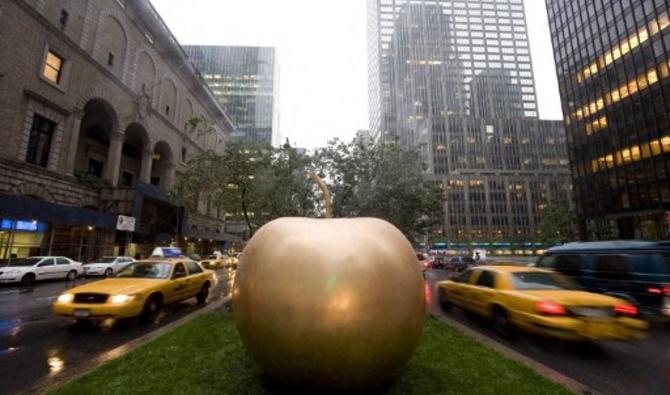 Pomme de New York par Claude Lalanne, une sculpture en bronze à grande échelle d'une pomme, le 12 septembre 2009 à New York (Photo, AFP)