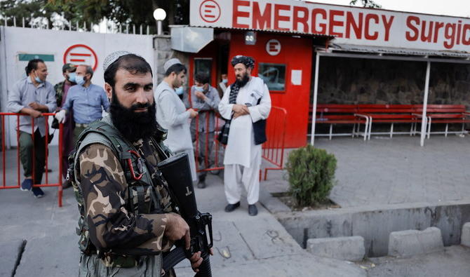 Un membre des forces des talibans se tient devant un hôpital, suite à une explosion qui a fait au moins deux morts et trois blessés, à Kaboul le 3 octobre 2021 (Photo, Reuters) 