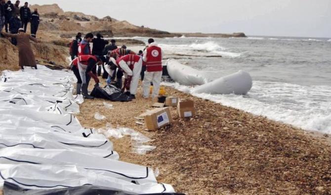Le Croissant-Rouge libyen récupère les corps de personnes qui ont été rejetées sur le rivage, près de Zawiya, en Libye, le 20 février 2017 (Photo, AP)