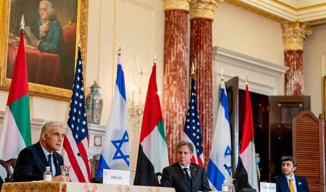 Le ministre israélien des Affaires étrangères, Yair Lapid (à gauche), accompagné du secrétaire d’État, Antony Blinken (à droite), et du ministre des Affaires étrangères des Émirats arabes unis, le Cheikh Abdallah ben Zayed, lors d’une conférence de presse conjointe au département d’État à Washington, le 13 octobre 2021 (Photo, AFP) 