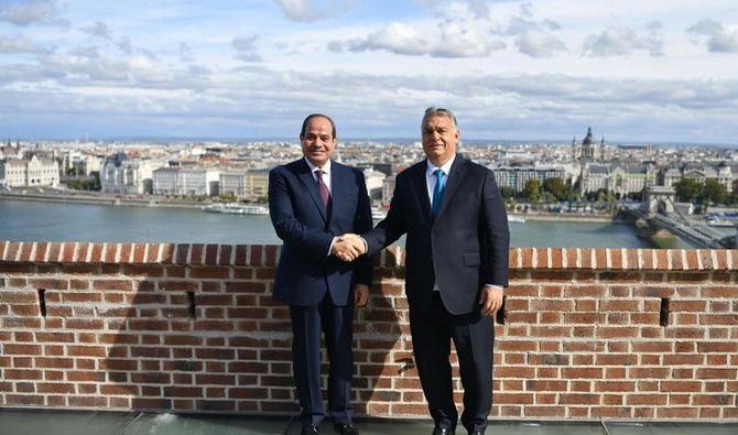 Le président égyptien, Abdel Fattah al-Sissi, et le Premier ministre hongrois, Viktor Orban, se serrent la main à Budapest. (Porte-parole de la présidence égyptienne) 