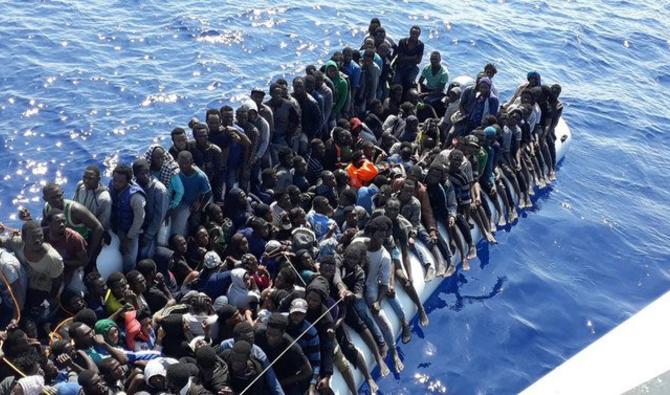 Migrants à bord d'un navire intercepté par les garde-côtes libyens au large de Gohneima, à l'est de Tripoli, le 24 juin 2018. (Photo AP) 