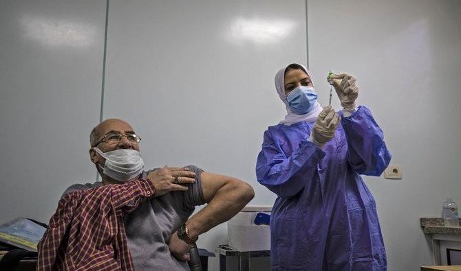 Les employés du gouvernement non vaccinés seront interdits d’accès à leur lieu de travail, déclare le Premier ministre égyptien Mostafa Madbouly. (Dossier/AFP) 