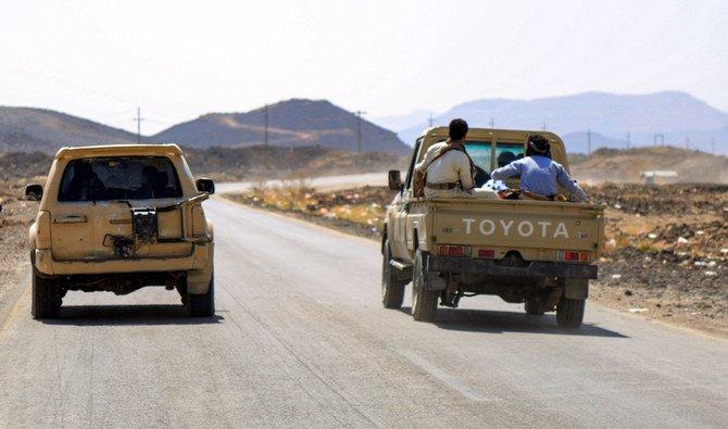 Des combattants fidèles au gouvernement yéménite conduisant une camionnette en route vers une position près de la ligne de front faisant face à la milice houthie soutenue par l'Iran, dans la province de Marib, au nord-est du pays, le 17 octobre 2021. (Photo, AFP) 