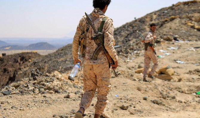 Des combattants fidèles au gouvernement yéménite défendent une position proche de la ligne de front face aux Houthis soutenus par l’Iran, dans la province de Marib, au nord-est du pays, le 17 octobre 2021. (Photo, AFP) 