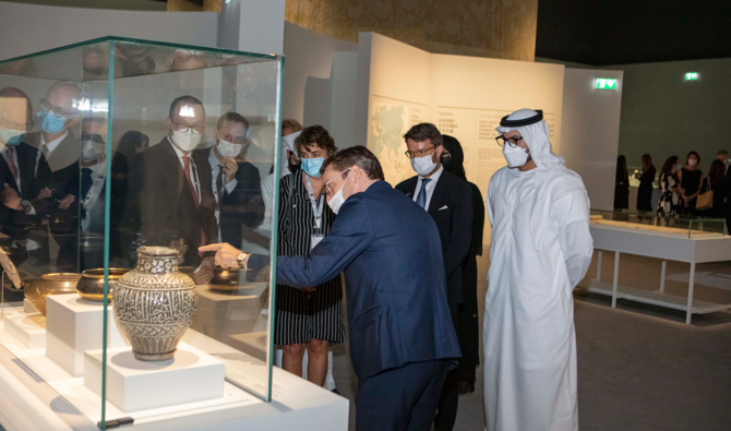 Les chefs-d'œuvre exposés comprennent la rare coupe en or de la dynastie Yuan (1279-1368) du Louvre Abu Dhabi avec une anse en forme de dragon, en provenance de Chine, qui pourrait avoir été réalisée pour un dignitaire nomade. (Photo Fournie) 