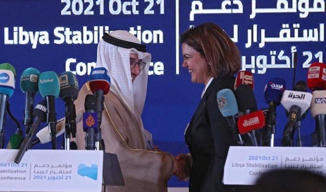 La ministre libyenne des Affaires étrangères, Najla al-Mangouch (à droite) et le ministre des Affaires étrangères koweïtien, Ahmad Nasser al-Mohammed al-Sabah, lors d’une conférence de presse conjointe à Tripoli, le 21 octobre 2021. (Photo, AFP) 