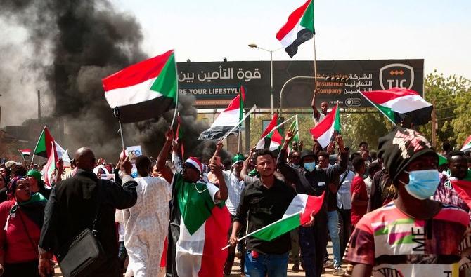 Des manifestants soudanais descendent dans les rues d’Omdourman, la ville jumelle de la capitale Khartoum, pour exiger la transition du gouvernement vers un régime civil, le 21 octobre 2021. (Photo, AFP) 