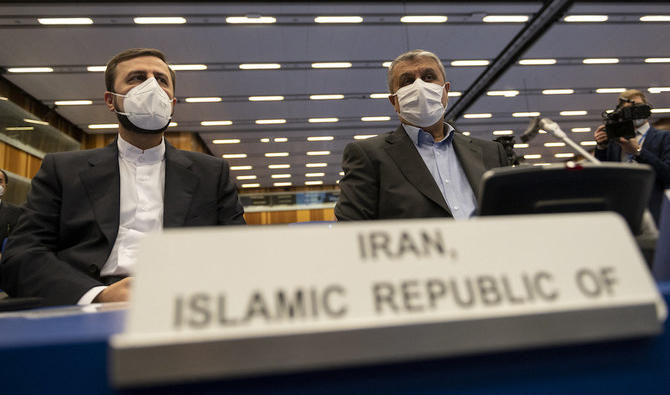 Le chef de l’Organisation de l’énergie atomique d’Iran, Mohammed Eslami (D) et Kazem Gharib Abadi, le gouverneur iranien auprès de l’Agence internationale de l’énergie atomique (AIEA), à son siège, à Vienne, en Autriche. (Photo, AFP) 