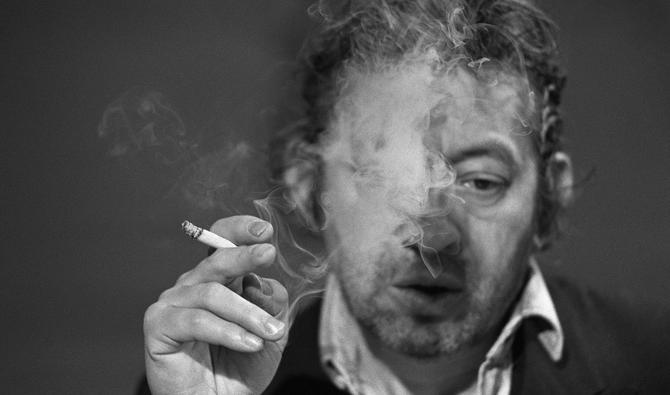 La photo de Gainsbourg allumant un «Pascal» (500 francs français) lors de l'émission «7 sur 7», en 1984, a été adjugée pour 15 600 euros frais compris (Photo, AFP)
