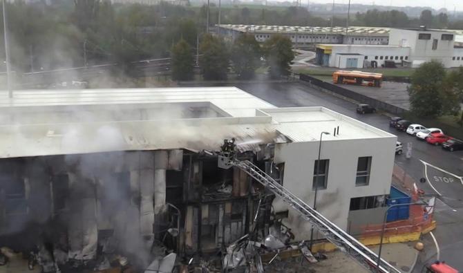 Un petit avion s'écrase sur un bâtiment vide près de Milan, tuant 8 personnes à bord (Photo, AFP)