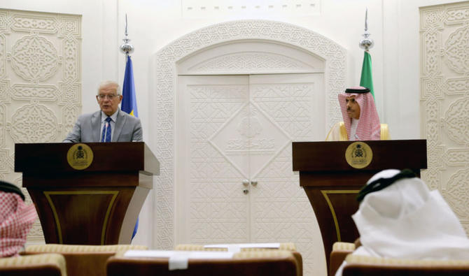 Le Premier ministre saoudien Faisal ben Farhane et le représentant de l'UE aux Affaires étrangères Josep Borrell s'expriment lors d'une conférence de presse au ministère des Affaires étrangères à Riyad (Photo AN/Meshaal Al-Qadeer) 