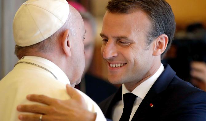 Le président français Emmanuel Macron embrasse le pape François à la fin d'une audience privée au Vatican, le 26 juin 2018. (Photo, AFP)