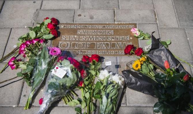 Des bouquets de fleurs se trouvent sur une plaque commémorative dans le centre de Stockholm, où le Premier ministre suédois Olof Palme a été assassiné en février 1986, le 10 juin 2020. (Photo, AFP)