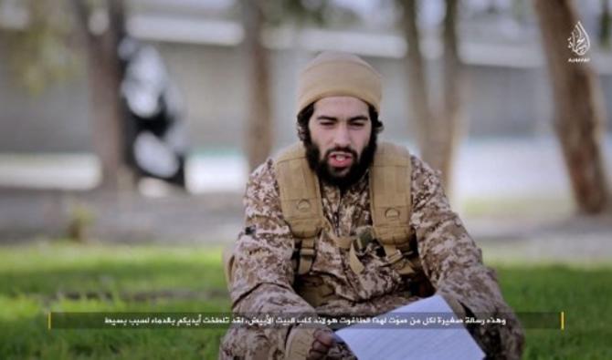 Une capture d'image extraite d'une vidéo publiée par la branche médiatique djihadiste Al-Hayat Media Center, le 24 janvier 2016, montre prétendument Foued Mohamed Aggad, s'adressant à la caméra dans un lieu inconnu (Photo, AFP)