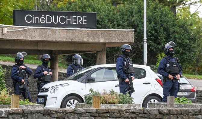 Narguer les policiers comme unique revendication