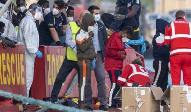 Des migrants secourus en mer Méditerranée arrivent pour débarquer du navire Sea-Eye 4, le 7 novembre 2021, dans le port de Trapani, en Sicile (Photo, AFP)