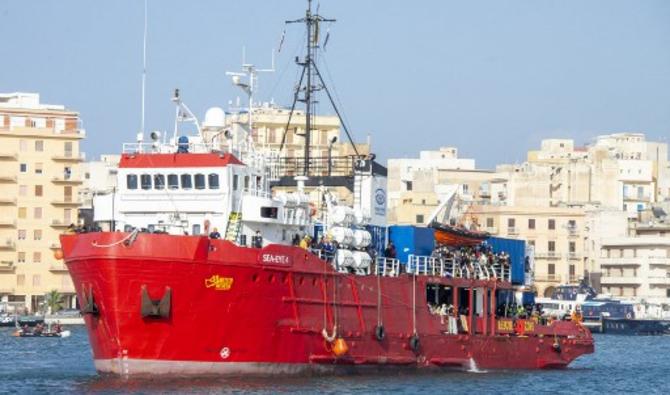 Des migrants secourus en mer Méditerranée arrivent pour débarquer du navire Sea-Eye 4, le 7 novembre 2021, dans le port de Trapani, en Sicile (Photo, AFP)