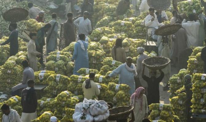 110 / 5000 Translation results Les commerçants se rassemblent au marché aux fruits tôt le matin dans des conditions de smog à Lahore, le 8 novembre 2021. (Photo, AFP)