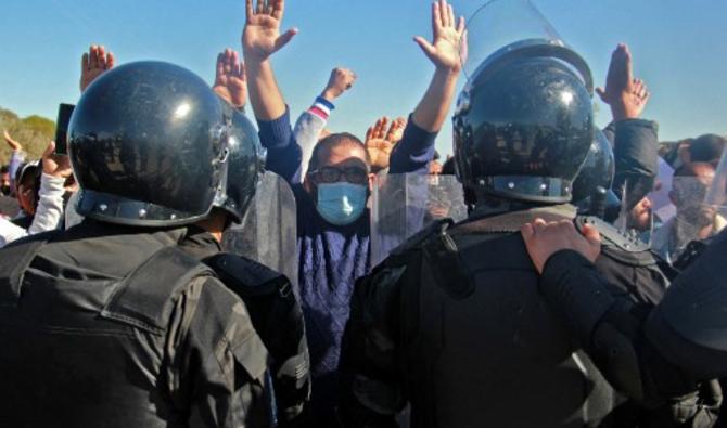 Des membres des forces de sécurité affrontent des manifestants tunisiens lors d'une grève générale, le 10 novembre 2021 (Photo, AFP)