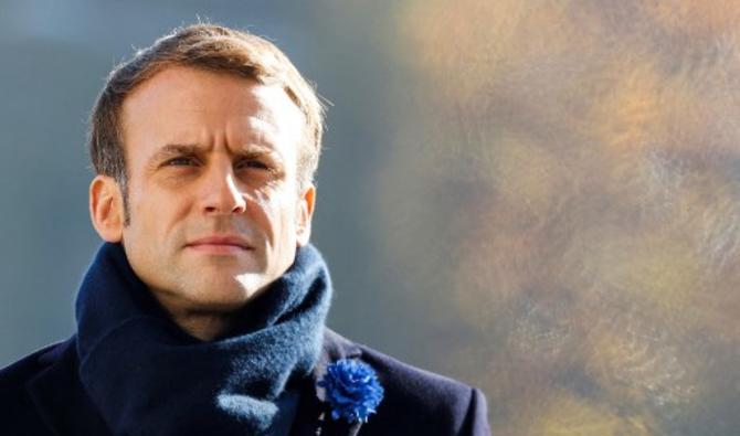 Le président français Emmanuel Macron, un Bleuet-de-France commémoratif épinglé au revers de son manteau, rend hommage lors d'une cérémonie à l'Arc de Triomphe et la Tombe du Soldat inconnu à Paris, le 11 novembre 2021 (Photo, AFP)