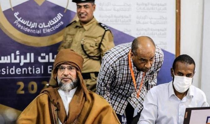 Enveloppé dans une abaya marron et un turban de la même couleur noué à la façon bédouine comme le faisait son père, il a signé les documents, assisté de son avocat (Photo, AFP)