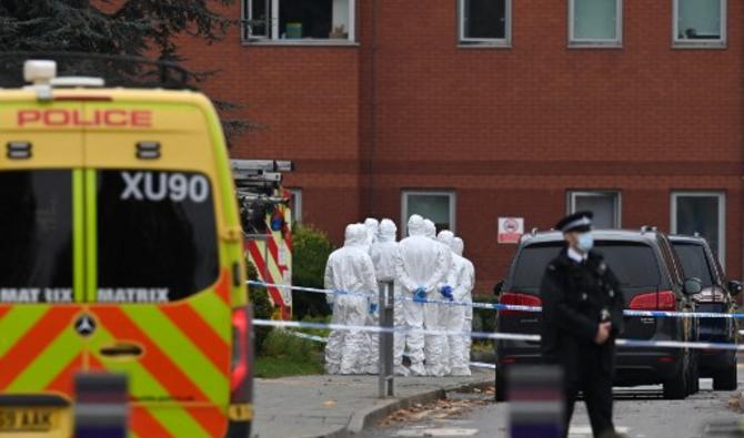 Au lendemain de l'explosion survenue à l'hôpital des femmes de Liverpool, des officiers de police scientifique travaillent sur les lieux. (Photo, AFP)