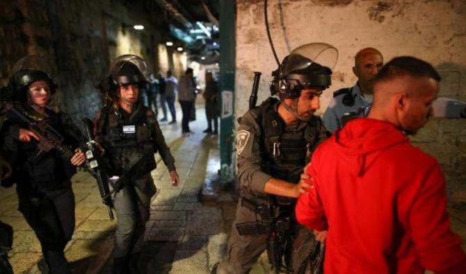 Des membres des forces de sécurité israéliennes dans la Vieille ville de Jérusalem où une attaque au couteau a eu lieu, le 17 novembre 2021, blessant deux policiers. (Photo, AFP)