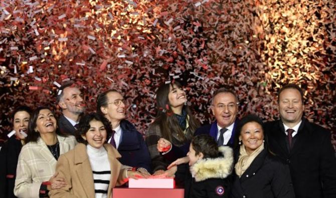 Le comité Champs-Élysées en présence de deux «Petits princes», des enfants gravement malades, présents pour participer aux festivités. (Photo, AFP)