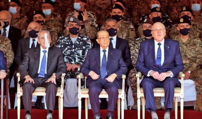 Le président libanais Michel Aoun est assis entre le Premier ministre Najib Mikati (à droite) et le président du Parlement Nabih Berri lors d'une cérémonie marquant le 78e anniversaire de la fête de l'indépendance du Liban au ministère de la Défense à Yarzeh, le 22 novembre 2021. (Photo, AFP)
