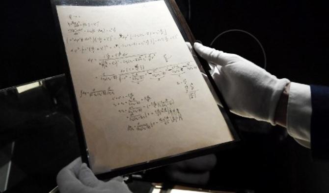 Un manuscrit du célèbre physicien Albert Einstein, dans lequel il préparait sa théorie de la relativité générale chez Christie's à Paris, le 23 novembre 2021. (Photo, AFP)