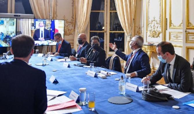 Le Premier ministre français Jean Castex en visio-conférence avec des élus de Guadeloupe, à l'hôtel de Matignon à Paris le 22 novembre 2021. (Photo, AFP)