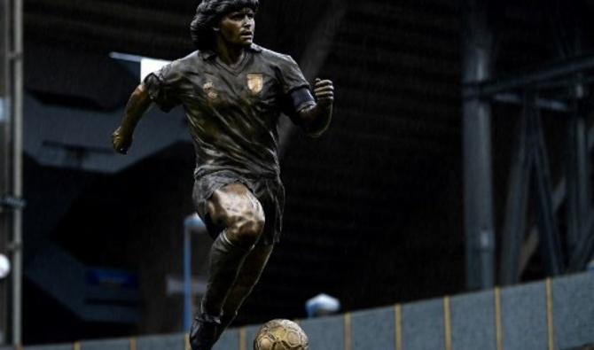 Une statue en bronze représentant la légende du football argentin Diego Armando Maradona par le sculpteur italien Domenico Sepe est vue devant le stade éponyme de Naples le 25 novembre 2021. (Photo, AFP)