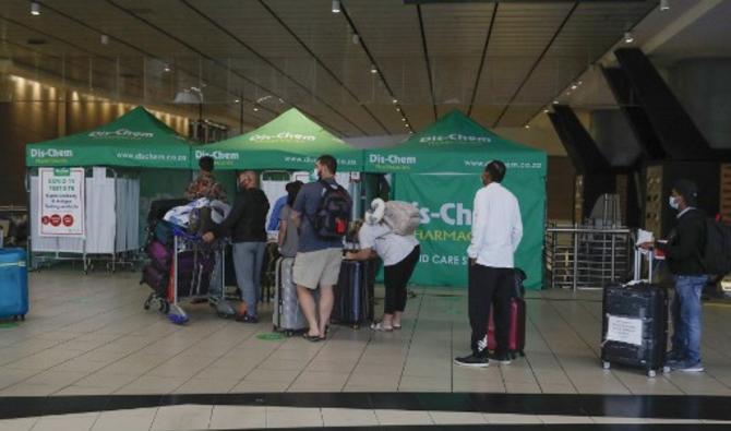 Les voyageurs font la queue dans une zone pour les tests Covid-19 à l'aéroport international OR Tambo de Johannesburg le 27 novembre 2021. (Photo, AFP)