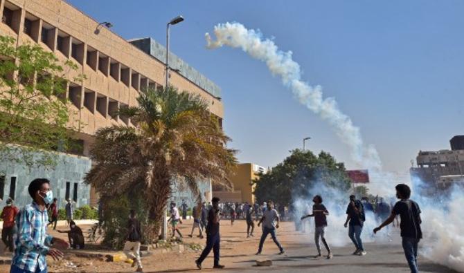 Des manifestants lancent des bombes lacrymogènes sur les forces de sécurité au milieu des affrontements dans le centre de la capitale soudanaise Khartoum, le 30 novembre 2021. (Photo, AFP)