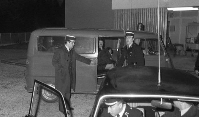 Le criminel d'origine corse, Joseph-Thomas Recco alias Tommy Recco ou thomy, est conduit au parquet de Toulon, le 21 janvier 1980, pour un interrogatoire sur le triple meurtre de Carqueiranne (Photo d'archives, AFP)