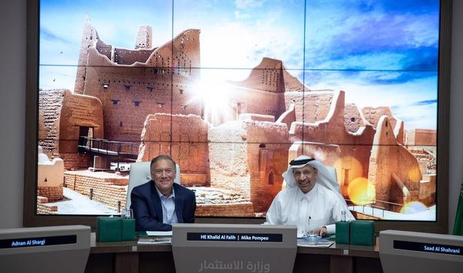 Mike Pompeo découvrant la ville de Diriyah avec le PDG de l’Autorité de développement de Diriyah Gate, Jerry Inzerillo, et s’entretenant avec le ministre saoudien de l’Investissement, Khalid al-Falih. (Photo fournie)