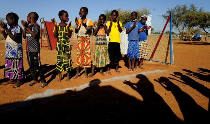 Des enfants, qui ont fui les attaques extrémistes dans le Sahel, jouent dans un camp de déplacés internes à Kaya, au Burkina Faso, le 23 novembre 2020. (Reuters) 