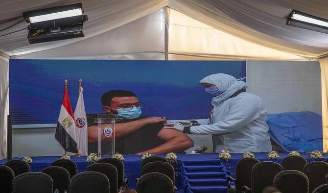 Image montrant le Dr Abdel Menoim Selim recevant le vaccin Sinopharm contre la Covid-19 avant une conférence de presse, à l’hôpital Abou Khalifa, Ismaïlia, à 120 km à l'est du Caire, le 24 janvier 2021. (AP) 