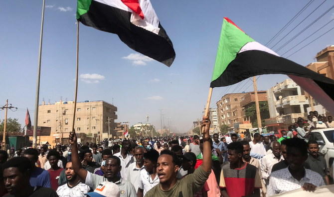 Des manifestants brandissant des drapeaux et scandant des slogans, alors qu'ils manifestent contre la récente prise de pouvoir de l'armée soudanaise à Khartoum. (Fichier/Reuters) 