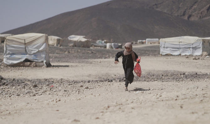 Une fillette courant dans un camp pour déplacés internes (PDI) à Marib, au Yémen, le 3 novembre 2021. (Reuters) 