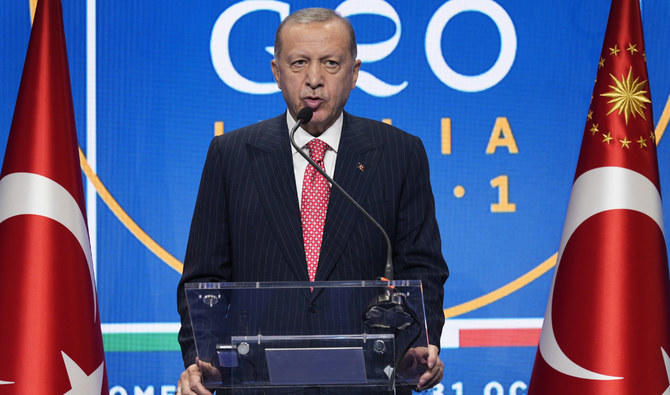 L’équilibre de Recep Tayyip Erdogan semblait instable lors du sommet du G20 à Rome. (AP) 