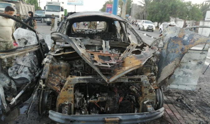 Un agent de sécurité inspecte la carcasse d’une voiture sur le site de l’explosion qui a tué une journaliste à Aden, au Yémen, mardi. (Reuters) 