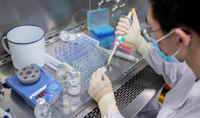 Cette photo, prise le 29 avril 2020, montre un ingénieur travaillant au laboratoire de contrôle de la qualité sur un vaccin expérimental contre la Covid-19 dans les établissements de Sinovac Biotech à Pékin. (Photo, AFP) 