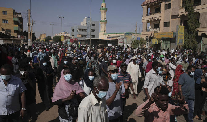 Les gens manifestent samedi à Khartoum, au Soudan. Des manifestants pro-démocratie sont descendus dans les rues pour se rassembler contre la prise de pouvoir par l'armée le mois dernier. (Photo, AP)