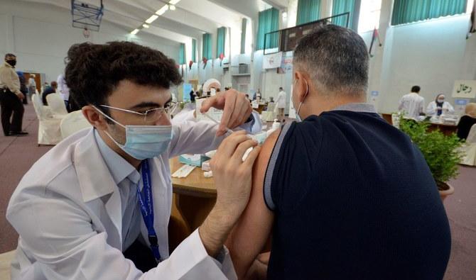 Un soignant administre le vaccin contre le coronavirus (Covid-19) à un homme à Amman, en Jordanie. (Dossier/Reuters) 